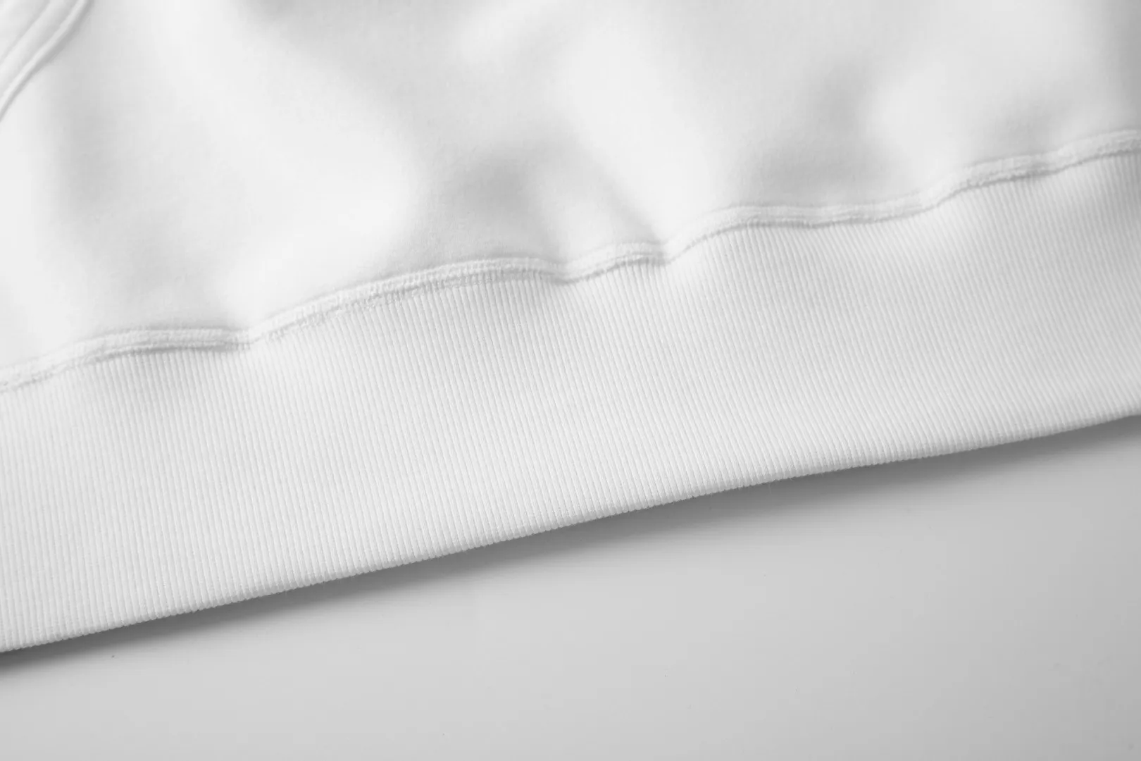 P240 White background picture [Evergreen for all seasons] Style number: 25003# Color: off-white/light pink/light blue/oatmeal gray/light floral gray/dark floral gray/red/brown/black and red label/black and white label/saffron label/hidden white label Size: S to 370g double-sided cotton heavyweight fabric✅ - Original same 7.5CM widened thread processing✅ - Front collar patchwork triangle block, four-needle six-thread topstitch design✅ - RL four-season classic style, loose fit, easy for both men and women to control, simple and clean, versatile, no mistakes, exposed topstitching, patchwork triangle, 1.3cm retro primary color hook drawstring, full of details